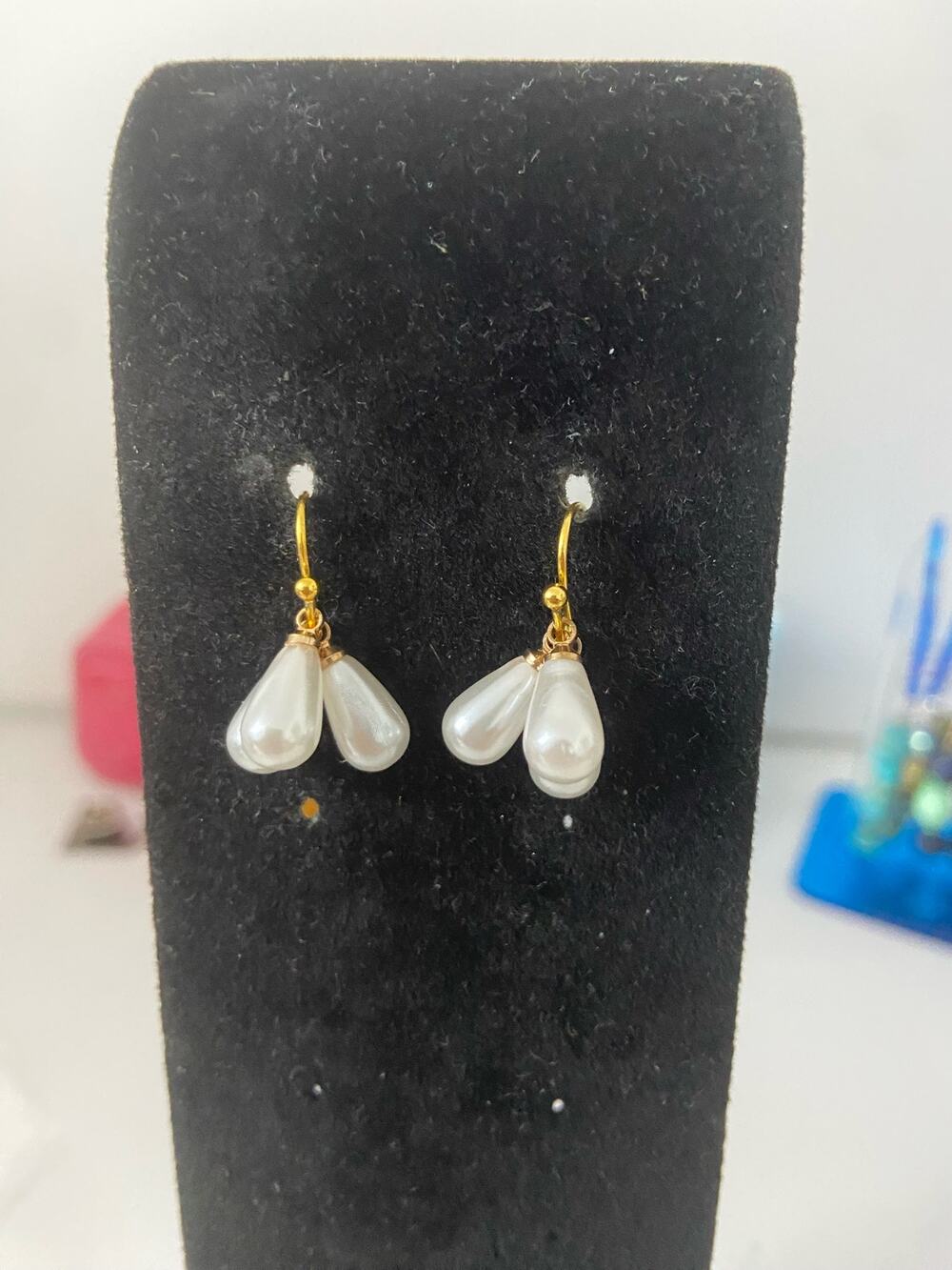 Faux pearl earrings gold tone